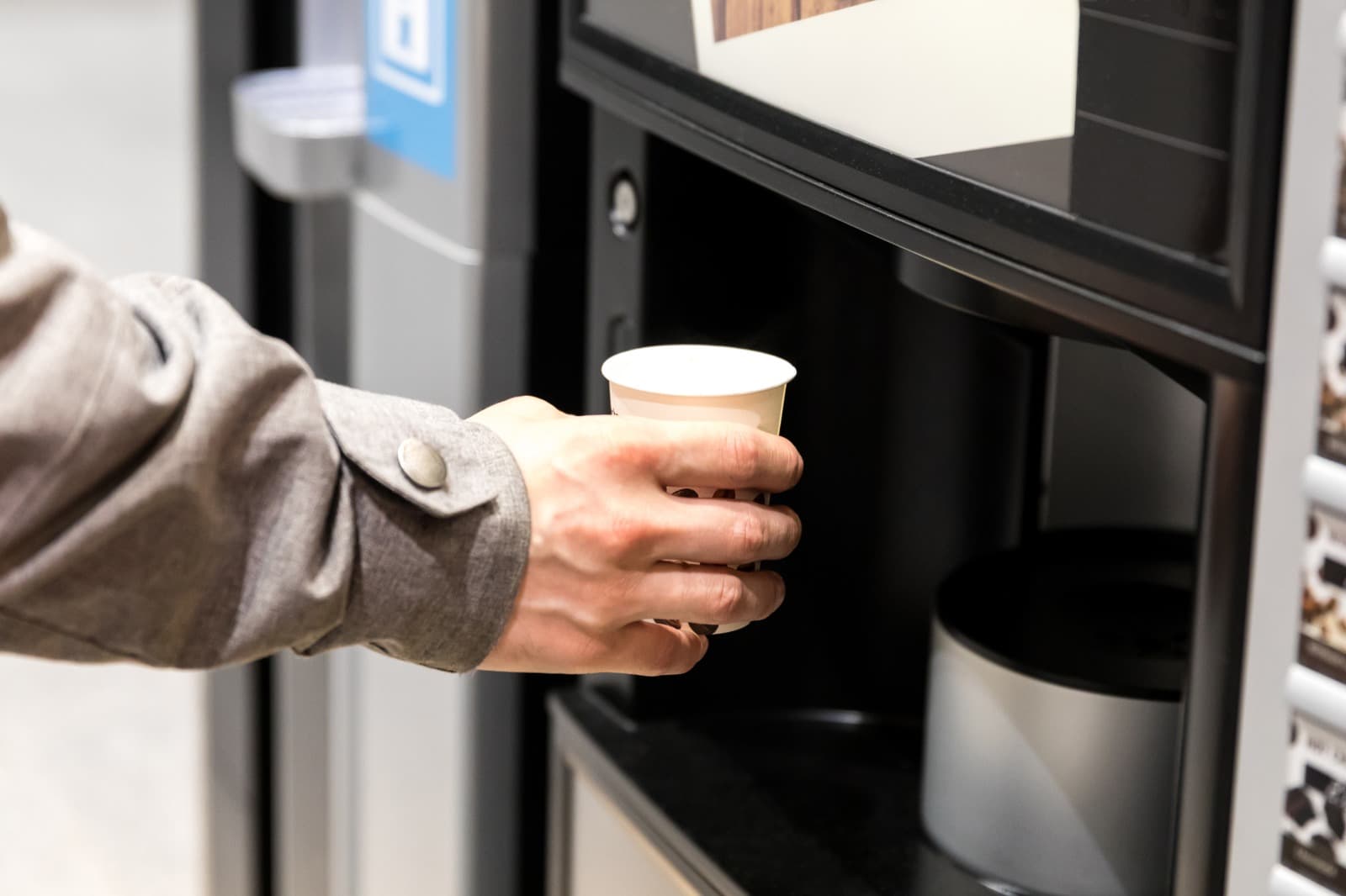 Boisson chaude servie par une machine automatique