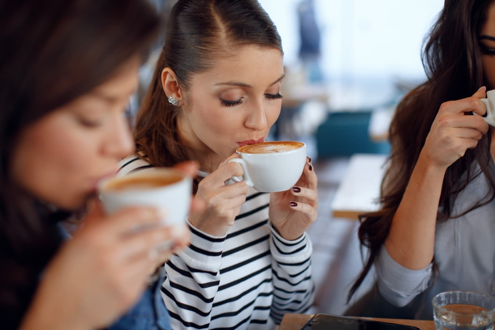 Pause café conviviale entre collaboratrices